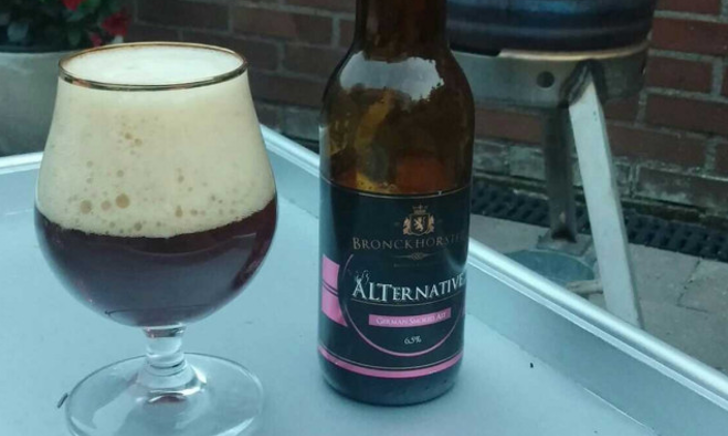 Glas gevuld met ALTernative Bronckhorster.